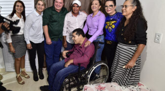 Primeira-dama Virginia Mendes visita casa que passou por reforma, com adequações necessárias para auxiliar bem-estar e mobilidade de jovem e sua mãe.