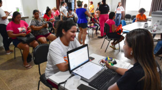 O último mutirão de Cidadania organizado pela primeira-dama de MT, Virginia Mendes, foi no salão da Igreja do Divino, em Chapada dos Guimarães.