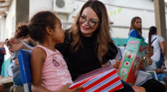 Entrega na Escola Espírita Vianna de Carvalho à crianças PCDs